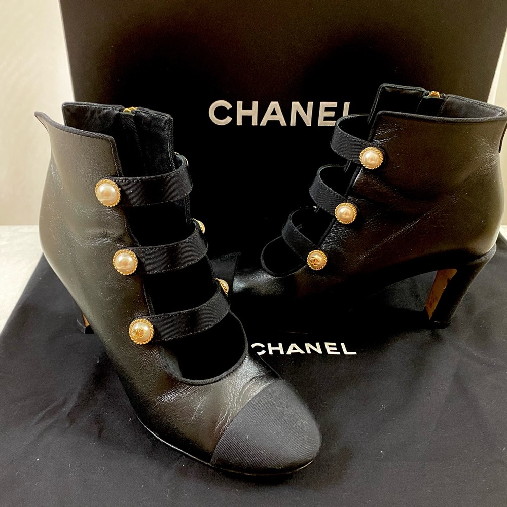 🆕 Chanel CC pearl Grosgrain strappy Booties 👢